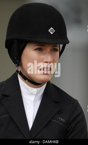 La figlia del US cantante americano Bruce Springsteen, Jessica Springsteen, passeggiate sul suo cavallo Cincinatti La Silla a due fasi di Show Jumping per ragazzi e giovani piloti presso i giovani piloti Festival delle prestazioni di vendita eventi internazionali a Hagen un.T.W., Germania, 17 giugno 2011. Foto: FRISO GENTSCH Foto Stock