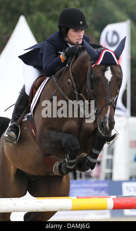 La figlia del US cantante americano Bruce Springsteen, Jessica Springsteen, passeggiate sul suo cavallo Vornado van den Hoendrijk presso il team jumping dei giovani piloti Festival delle prestazioni di vendita eventi internazionali a Hagen un.T.W., Germania, 18 giugno 2011. Foto: FRISO GENTSCH Foto Stock