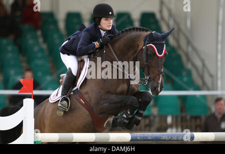 La figlia del US cantante americano Bruce Springsteen, Jessica Springsteen, passeggiate sul suo cavallo Vornado van den Hoendrijk presso il team jumping dei giovani piloti Festival delle prestazioni di vendita eventi internazionali a Hagen un.T.W., Germania, 18 giugno 2011. Foto: FRISO GENTSCH Foto Stock