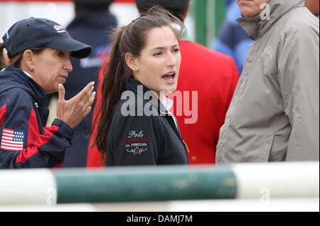 La figlia del US cantante americano Bruce Springsteen, Jessica Springsteen (C), si erge sul salto ostacolo corso durante i giovani piloti Festival delle prestazioni di vendita eventi internazionali a Hagen un.T.W., Germania, 18 giugno 2011. Foto: FRISO GENTSCH Foto Stock