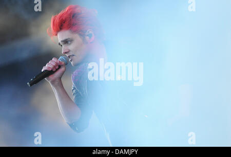 La band "My Chemical Romance' con il cantante Gerard Way esegue sul palco del Festival Hurrican in Scheessel, Germania, 18 giugno 2011. Circa 80 band eseguiranno durante i tre giorni del festival che sarà visitato da 73 000 fan. Foto: Julian Stratenschulte Foto Stock