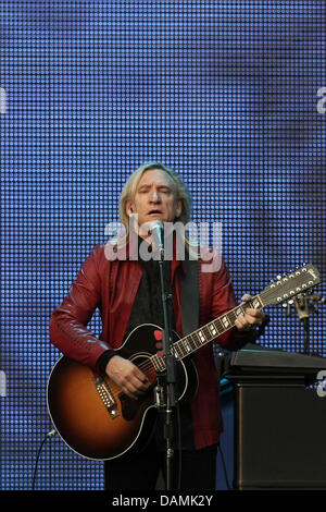 Gli stati di fhe Rock band "Aquile' Joe Walsh esegue sul palco della banda del primo concerto del tour tedesco presso la "Bowling Green" di Wiesbaden, Germania, 19 giugno 2011. Gli Eagles hanno iniziato il loro tour sotto il titolo 'lunga strada fuori di Eden". Foto: Fredrik von Erichsen Foto Stock