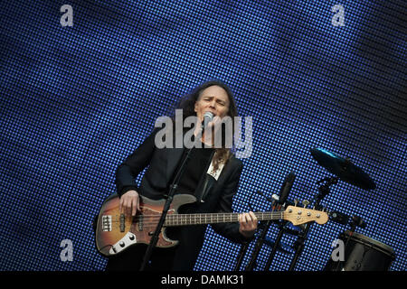 Gli stati di fhe Rock band "Aquile' Timothy B. Schmit esegue sul palco della banda del primo concerto del tour tedesco presso la "Bowling Green" di Wiesbaden, Germania, 19 giugno 2011. Gli Eagles hanno iniziato il loro tour sotto il titolo 'lunga strada fuori di Eden". Foto: Fredrik von Erichsen Foto Stock
