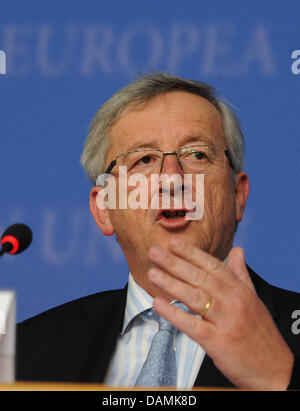 Il presidente del Gruppo Euro Jean-Claude Junker parla di stabilità europeo meccanismi durante una conferenza stampa in occasione della riunione dei ministri delle finanze dell'Unione europea in Lussemburgo, 20 giugno 2011. I ministri delle finanze dell'UE discutere di un ulteriore aiuto per la Grecia. Foto: RAINER JENSEN Foto Stock