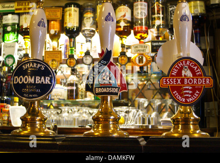 Real ale handpumps e le graffe della pompa su un pub bar Foto Stock