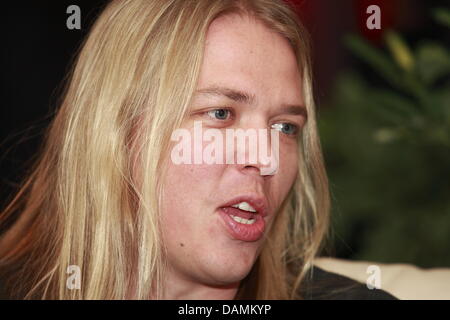 Il violino violoncellista del finlandese di violoncello rock band Apocalyptica, Eicca Toppinen, dà un'intervista a Berlino, Germania, 19 giugno 2011. Foto: Lutz Mueller-Bohlen Foto Stock