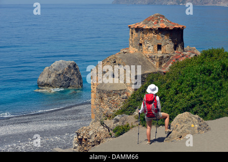 Escursionista femmina presso il famoso sentiero E4 compreso Loutro e Agia Roumeli, a sud-ovest di Creta isola, chiesa di Agios Pavlos, Grecia, Creta Foto Stock