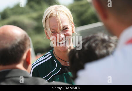 Il tedesco Coppa del Mondo Donne arbitro Bibiana Steinhaus sorge nella parte anteriore dei giornalisti durante una sessione di formazione in Francoforte sul Meno, Germania, 23 giugno 2011. La FIFA ha aperto la formazione degli arbitri, che provengono da 32 paesi diversi, alla stampa prima dell' inizio della Coppa del Mondo donne dal 26 giugno fino al 17 luglio 2011. Foto: FRANK RUMPENHORST Foto Stock