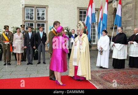 Granduca ereditario Guillaume, la Principessa Alexandra, il Principe Sebastian Principe Louis, Granduchessa Maria Teresa e il Granduca Henri di arrivare per le celebrazioni per la Giornata Nazionale con un Te Deum nel Duomo di Lussemburgo e il defilee all'Ave de Liberte in Lussemburgo, 23 giugno 2011. Foto: Albert van der Werf PAESI BASSI FUORI Foto Stock