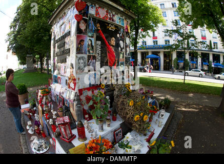 Foto, fiori, candele e gli ostacoli si trovano alla base dell'Orlando di Lasso memorial, che è stata trasformata in un memoriale per il cantante statunitense Michael Jackson, a Monaco di Baviera, Germania, 24 giugno 2011. Il monumento è situato vicino all'Hotel Bayerischer Hof, in cui Jackson abbiamo soggiornato per una notte durante un tour attraverso la Germania. Jackson è morto il 25 giugno 2009 a Los Angeles. Foto: Peter K Foto Stock