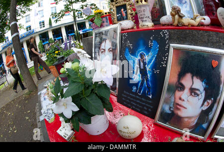 Foto, fiori, candele e gli ostacoli si trovano alla base dell'Orlando di Lasso memorial, che è stata trasformata in un memoriale per il cantante statunitense Michael Jackson, a Monaco di Baviera, Germania, 24 giugno 2011. Il monumento è situato vicino all'Hotel Bayerischer Hof, in cui Jackson abbiamo soggiornato per una notte durante un tour attraverso la Germania. Jackson è morto il 25 giugno 2009 a Los Angeles. Foto: Peter K Foto Stock