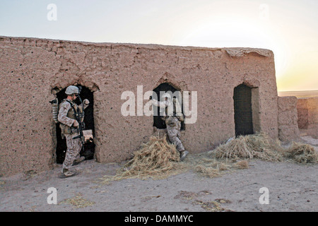 Marines americani cerca una casa di fango durante una pattuglia di insorti in villaggi Luglio 5, 2013 nella provincia di Helmand, Afghanistan. Foto Stock