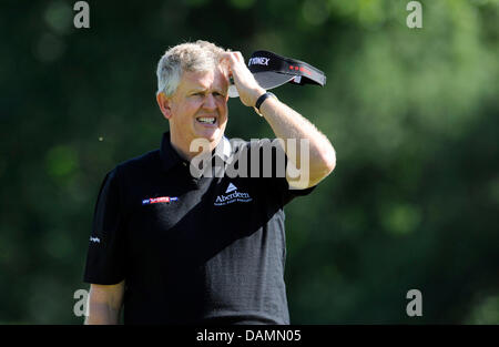 Scottish professional golfer Colin Montgomerie graffi la sua testa al BMW International Open 2011 in Eichenried vicino a Monaco di Baviera, Germania, 24 giugno 2011. Foto: Andreas Gebert Foto Stock