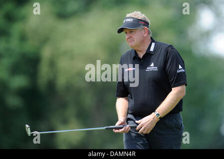 Scottish professional golfer Colin Montgomerie colpisce la sfera al BMW International Open 2011 in Eichenried vicino a Monaco di Baviera, Germania, 24 giugno 2011. Foto:Andreas Gebert Foto Stock