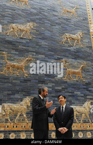 Il giapponese il principe ereditario Naruhito è mostrato Ishtar Gate Nel Pergamon Museum dal presidente della cultura prussiana del patrimonio della Fondazione Hermann Parzinger (L), Berlino, Germania, 24 giugno 2011. Il giapponese il principe ereditario di tre giorni di visita a Berlino termina il 24 giugno 2011. Foto: RAINER JENSEN Foto Stock