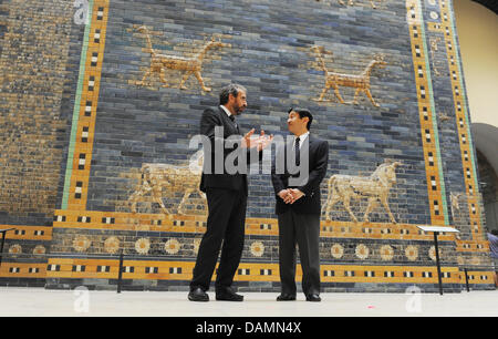 Il giapponese il principe ereditario Naruhito è mostrato Ishtar Gate Nel Pergamon Museum dal presidente della cultura prussiana del patrimonio della Fondazione Hermann Parzinger (L), Berlino, Germania, 24 giugno 2011. Il giapponese il principe ereditario di tre giorni di visita a Berlino termina il 24 giugno 2011. Foto: RAINER JENSEN Foto Stock