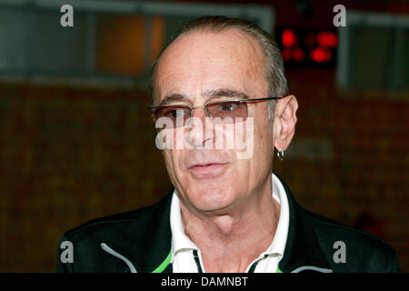 Francesco Rossi, chitarrista e cantante della band britannica 'Status quo", pone prima la band di open-air concerto di Amburgo, Germania, 22 giugno 2011. Foto: Lutz Mueller-Bohlen Foto Stock