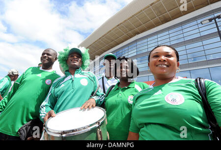 I sostenitori della Nigeria visto prima al gruppo un ansmatch Nigeria contro la Francia di FIFA Coppa del Mondo Donne torneo di calcio alla Rhein Neckar Arena a Sinsheim, Germania, 26 giugno 2011. Foto: Bernd Weißbrod dpa/lsw +++(c) dpa - Bildfunk+++ Foto Stock