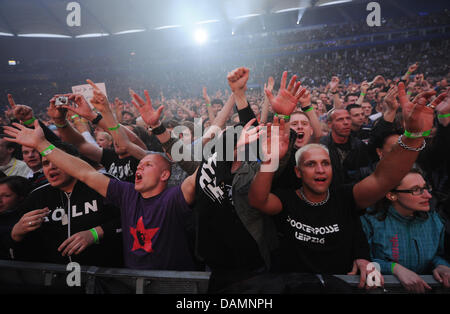 Migliaia di tifosi si riuniscono di fronte al palco durante un concerto di scooter a Imtech Arena di Amburgo, Germania, 25 giugno 2011. Il 'Stadium Techno Inferno" concerto è trasmessa a diversi tedesco cinema. Foto: Christian Charisius Foto Stock