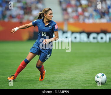 Louisa Necib della Francia in azione durante il Gruppo un match Nigeria contro la Francia di FIFA Coppa del Mondo Donne torneo di calcio alla Rhein Neckar Arena a Sinsheim, Germania, 26 giugno 2011. Foto: Arne Dedert dpa/lsw Foto Stock