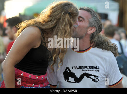 Gli appassionati di calcio sono kissing dopo il 2-1 trionfo del team tedesco in Coppa del Mondo Donne match Germania vs Canada ad Augsburg, Germania, 26 giugno 2011. Augsburg è il solo luogo bavarese durante il FIFA Coppa del Mondo Donne 2011. Gruppo di tre partite della fase e un quarto di finale sarà svolto in Augsburg. Il lato culturale programma si svolge sotto il motto "Città della Pace". Foto: Stef Foto Stock