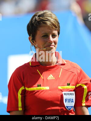 Arbitro Kari Seitz prima del gruppo un match Nigeria contro la Francia di FIFA Coppa del Mondo Donne torneo di calcio alla Rhein Neckar Arena a Sinsheim, Germania, 26 giugno 2011. Foto: Bernd Weissbrod dpa/lsw Foto Stock