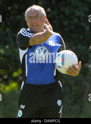 VfL Wolfsburg's allenatore Felix Magath gesti al team di training camp Oeversee, Germania, 27 giugno 2011. Foto: Dominique Leppin Foto Stock