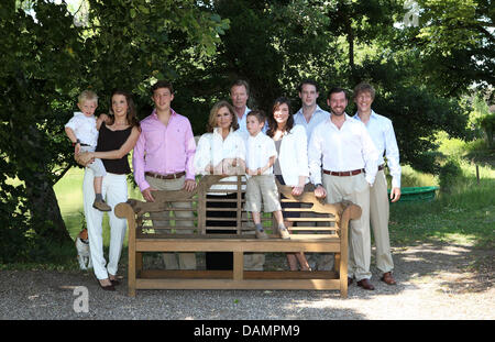 Noè (L-R), Princess Tessy, Principe Sebastien, Granduchessa Maria Teresa, granduca Henri, Gabriel, la Principessa Alexandra, principe Felix, Principe Guillaume e il Principe Luigi di Lussemburgo costituiscono per i media a Chateau de Berg in Colmar-Berg, 27 giugno 2011. Foto: Albert Nieboer (PAESI BASSI) Foto Stock