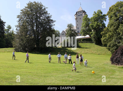 Famiglia Granducale di Lussemburgo che giocano a calcio durante una sessione fotografica presso Chateau de Berg in Colmar-Berg, 27 giugno 2011. Foto: Albert Nieboer (PAESI BASSI) Foto Stock