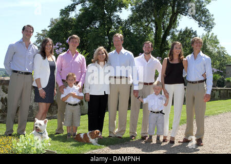 Il principe Felix (L-R), la Principessa Alexandra, Principe Sebastien, Gabriel, Granduchessa Maria Teresa, granduca Henri, Principe Guillaume, Noè, Princess Tessy e il Principe Luigi di Lussemburgo costituiscono per i media a Chateau de Berg in Colmar-Berg, Lussemburgo il 27 giugno 2011. Foto: Albert Nieboer (PAESI BASSI) Foto Stock