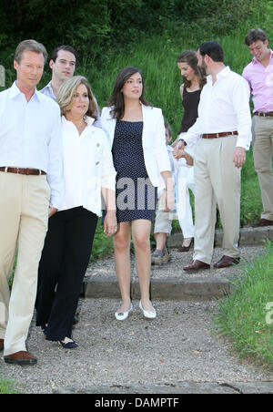 Il Granduca Henri (L-R), il principe Felix, Granduchessa Maria Teresa, la Principessa Alexandra, Princess Tessy, Principe Guillaume e Principe Sebastien di Lussemburgo costituiscono per i media a Chateau de Berg in Colmar-Berg, 27 giugno 2011. Foto: Albert Nieboer FUORI DEI PAESI BASSI Foto Stock