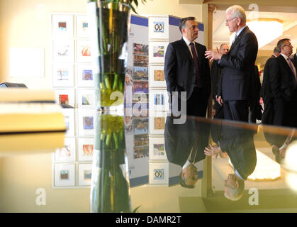 Primo Ministro ungherese Viktor Orban (l) e la testa della Fondazione Konrad Adenauer, Hans-Gert Poettering, arrivano per un evento organizzato dalla Fondazione Konrad Adenauer sul bilancio della Presidenza ungherese del Consiglio europeo e si riflette sulla superficie di un pianoforte a Hannover, Germania, 28 giugno 2011. La Presidenza del Consiglio europeo, che avrà termine il 30 Ju Foto Stock