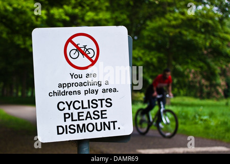 I ciclisti smontare accedi Cassiobury park, Watford Foto Stock