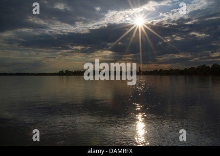 Gli ultimi raggi di sole prima di una tempesta in salita oltre il Chiemsee, in Germania, in Baviera, il Lago Chiemsee, Seebruck Foto Stock