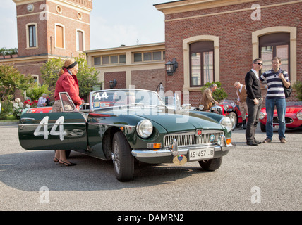 CASALE MONFERRATO, Italia - 7 giugno: 1966 mg b azionata da DERBA Giuseppe RE Maria Teresa prima dell' inizio della gara di auto storiche Foto Stock