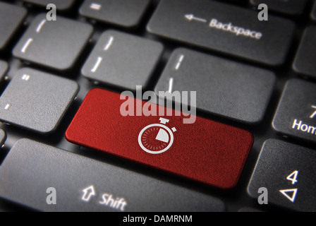 Tasto tempo con cronometro icona sulla tastiera del notebook. Incluso percorso di clipping, così puoi modificare facilmente. Foto Stock