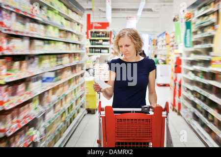 La donna nel supermercato, negozi Foto Stock