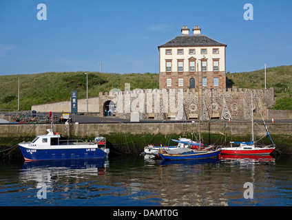 Eyemouth Harbour in East Lothian in Scozia con Gunsgreen House e le navi ormeggiate Foto Stock