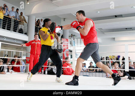 Peso pesante pugile Wladimir Klitschko (R) esercita con il suo allenatore Emanuel Steward durante una stampa e media sessione a Amburgo, Germania, 29 giugno 2011. Questo prossimo Sabato, 2 luglio 2011, il titolo mondiale bout di tutte e tre le federazioni boxe WBO, IBF e WBA si svolgerà tra il pugile ucraino Wladimir Klitschko e boxer britannico David Haye a Imtech-Arena ad Amburgo. Foto: Foto Stock