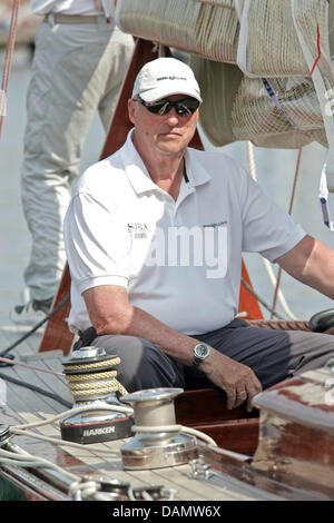 Il re Harald V di Norvegia si siede al timone della sua barca Sira al Quellental marina a Glücksburg, Germania, 29 giugno 2011. Il monarca norvegese sta prendendo parte al 'Rolex Baltic Week" regata a vela e quest'anno il 8-classe di Misuratore campionati del mondo in 73 anni di proprietà di una famiglia yacht. Foto: Markus Scholz Foto Stock