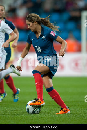 Louisa Necib della Francia in azione durante il gruppo a una partita in Canada contro la Francia di FIFA femminile di Coppa del Mondo di calcio torneo di FIFA Coppa del Mondo Donne allo stadio di Bochum, Germania, 30 giugno 2011. Foto: Bernd Thissen dpa/lnw Foto Stock