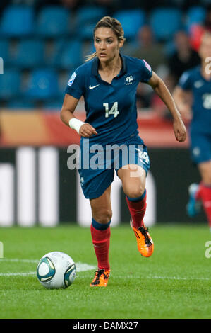 Louisa Necib della Francia in azione durante il gruppo a una partita in Canada contro la Francia di FIFA femminile di Coppa del Mondo di calcio torneo di FIFA Coppa del Mondo Donne allo stadio di Bochum, Germania, 30 giugno 2011. Foto: Bernd Thissen dpa/lnw Foto Stock