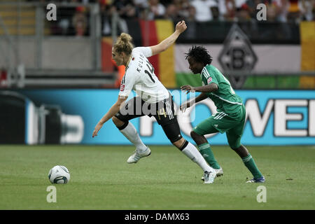 Kim Kulig (l) di Germania e Ebere Orji della Nigeria lotta per la palla durante il Gruppo una partita Germania contro la Nigeria di FIFA femminile di Coppa del Mondo di calcio torneo di FIFA Coppa del Mondo Donne Stadium di Francoforte, Germania, 30 giugno 2011. Foto: Fredrik von Erichsen dpa/i Foto Stock