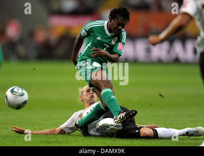 Kim Kulig della Germania e Stella Mbachu della Nigeria (C) lotta per la palla durante il Gruppo una partita Germania contro la Nigeria di FIFA femminile di Coppa del Mondo di calcio torneo di FIFA Coppa del Mondo Donne Stadium di Francoforte, Germania, 30 giugno 2011. Foto: Federico Gambarini dpa/i Foto Stock