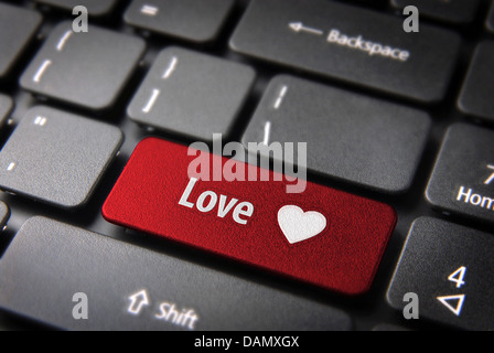 Valentines chiave con icona a forma di cuore e amore parola sulla tastiera del notebook. Incluso percorso di clipping, così puoi modificare facilmente. Foto Stock