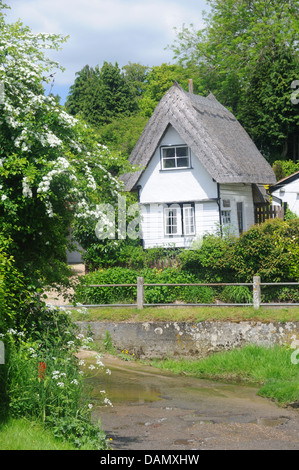 Piccolo xix c. cottage con il tetto di paglia dalla Ford in Clavering, Essex, Inghilterra Foto Stock