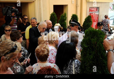 Una folla di abitanti di Monaco visto per le strade prima che il matrimonio civile del Principe Alberto II e Charlene Wittstock nel Palazzo del Principe di Monaco, 01 luglio 2011. La cerimonia si terrà nella Sala del Trono del Palazzo. Foto: Carsten Rehder dpa Foto Stock