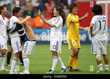 Homare Sawa (C) del Giappone e i suoi compagni di squadra festeggiare dopo aver vinto il gruppo B corrisponde il Giappone contro il Messico di FIFA femminile di Coppa del Mondo di calcio torneo di FIFA Coppa del Mondo Donne Stadium di Leverkusen, Germania, 01 luglio 2011. Giappone sezionate del Messico con 4-0. Foto: Friso Gentsch dpa/lnw +++(c) dpa - Bildfunk+++ Foto Stock