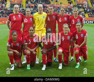 Team di Inghilterra (back-L-R) Faye bianco, Kelly Smith, Karen Bardsley, Jill Scott, Casey Stoney, Rachel Unitt (anteriore L-R) Rachel Yankey, Alex Scott, Eniola Aluko, Ellen White, Fara Williams; in posa per una foto di gruppo prima del gruppo B corrisponde la Nuova Zelanda contro l'Inghilterra di FIFA Coppa del Mondo Femminile torneo di calcio a: Stadio Rudolf Harbig a Dresda, Germania, 01 luglio 2011. Foto: Jen Foto Stock