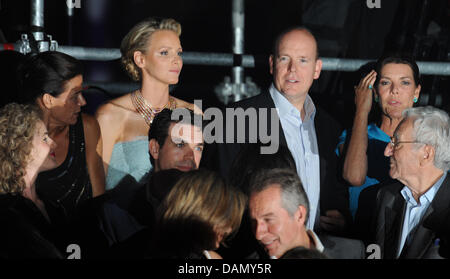 La coppia di sposini il Principe Alberto II di Monaco e la moglie Charlene (C) assistere ad un concerto del musicista di Jean Michel Jarre insieme con Alberts sorelle, Caroline, Principessa di Hannover (R) e Stephanie, Principessa di Monaco (L), 01 luglio 2011, a Porto Ercole. Foto: Jochen Lübke dpa +++(c) dpa - Bildfunk+++ Foto Stock